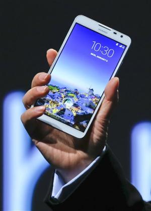 Huawei Phone Is So Big It Can Charge Other Phones_1