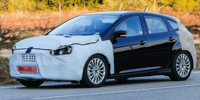 Ford Focus: Facelifted Hatch, Wagon Spied Testing