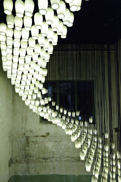 Milkywave: 1,664 Yogurt Pots + Creativity = Stunning Light Installation_7