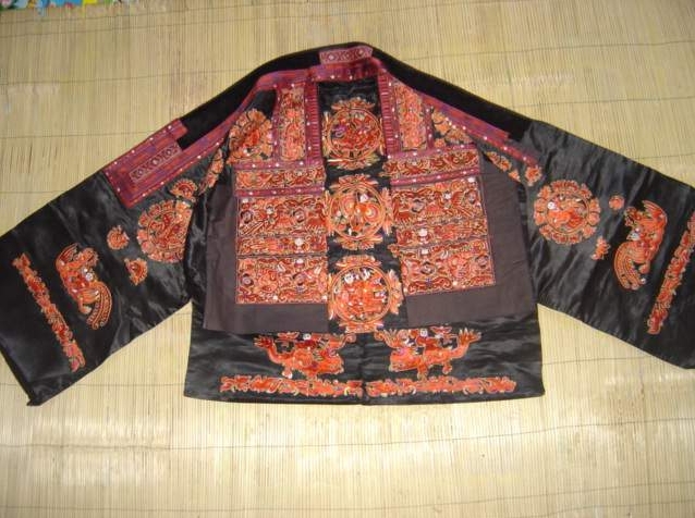 A Myth Behind One Piece of Miao Embroidery Cloth_1
