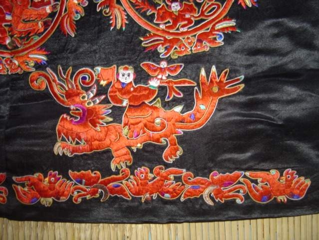 A Myth Behind One Piece of Miao Embroidery Cloth_4