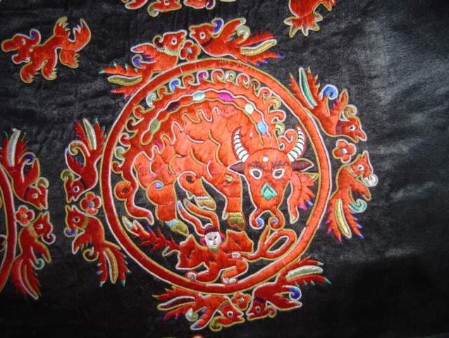 A Myth Behind One Piece of Miao Embroidery Cloth_5