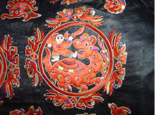 A Myth Behind One Piece of Miao Embroidery Cloth_6