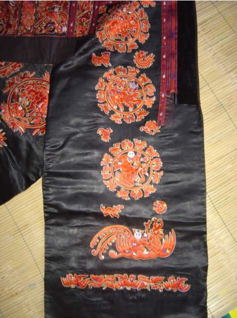 A Myth Behind One Piece of Miao Embroidery Cloth_7