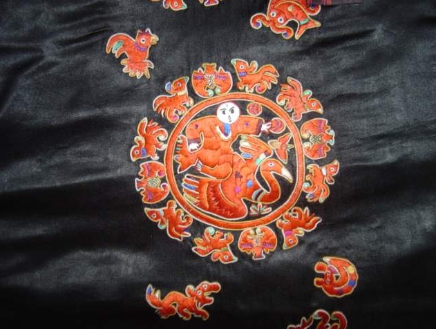 A Myth Behind One Piece of Miao Embroidery Cloth_8