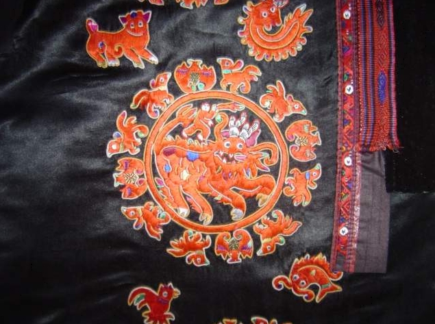 A Myth Behind One Piece of Miao Embroidery Cloth_9