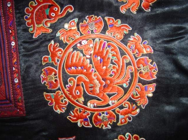 A Myth Behind One Piece of Miao Embroidery Cloth_10
