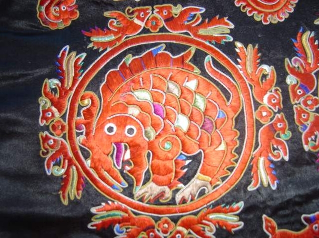 A Myth Behind One Piece of Miao Embroidery Cloth_12