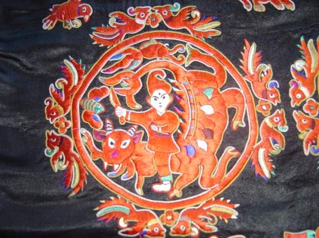 A Myth Behind One Piece of Miao Embroidery Cloth_13