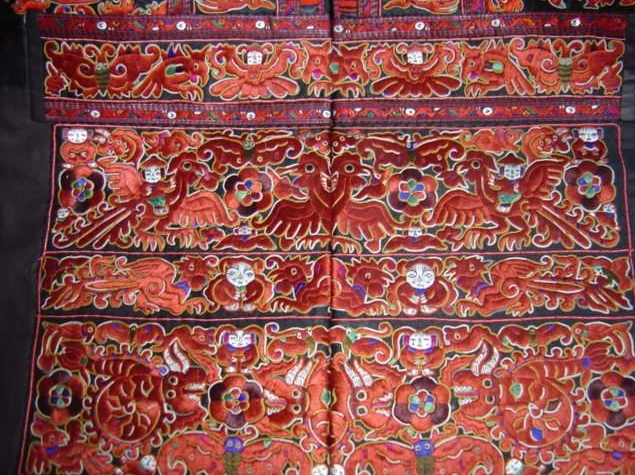 A Myth Behind One Piece of Miao Embroidery Cloth_14