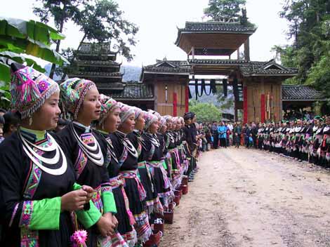 Dong Ethnic Group: Singing Folk Songs with Tree Leaves_1