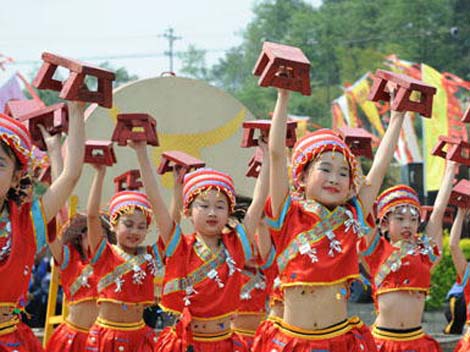 Jolly Stool Dance of the Miao Ethnic Group_1