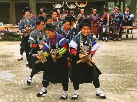 Jolly Stool Dance of the Miao Ethnic Group_2
