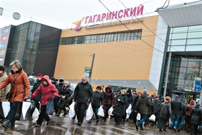 Residents in Russia Rush to Stores to Purchase Due to Falling Ruble