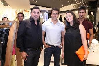 United Arab Emirates: Salman Khan & Crew Shop Being Human Merchandise at Splash