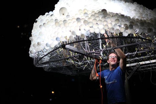 Cloud: Recreating an Electrical Cloud with 6, 000 Incandescent Lights_8