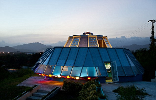 Ufo &Amp; Flying Saucers: out of This World Architecture