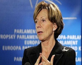 EC Vice-President Neelie Kroes Presses for EU Broadband Policy Adoption by 2012
