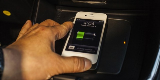 2013 Toyota Avalon Becomes First Car to Offer Wireless Phone Charging