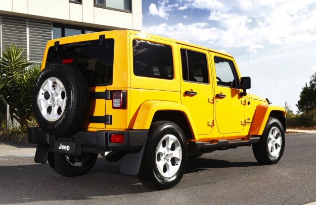 2013 Jeep Wrangler Overland Brings Luxury to Rugged off-Roader_2