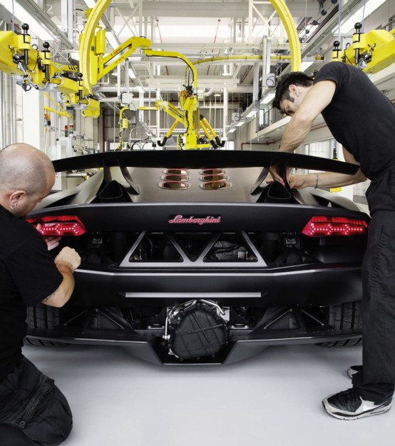Lamborghini Sesto Elemento Enters Production_1