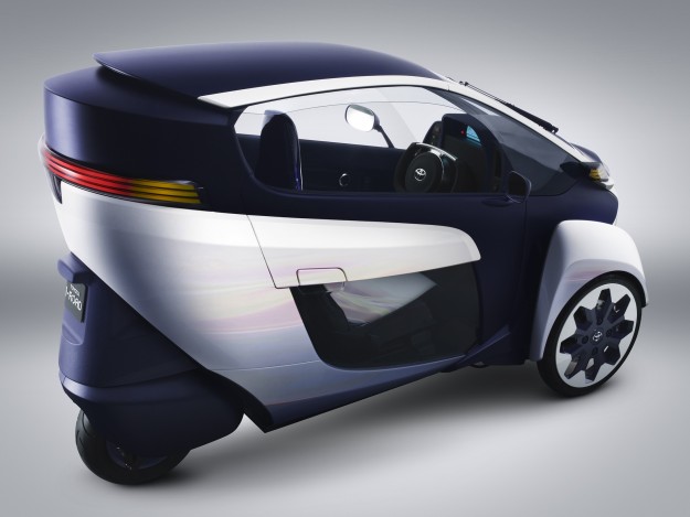 Toyota i-Road: Radical Auto-Leaning Trike Revealed_1