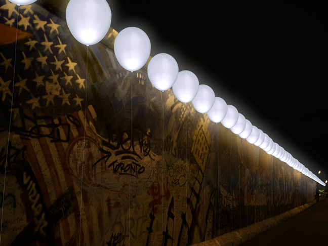 WHITEvoid's Border of Lights: Berlin's 43, 100 Balloons Filled with Light