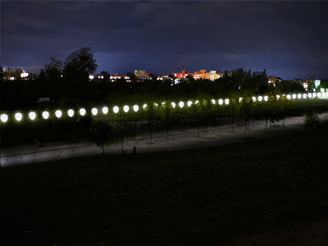 WHITEvoid's Border of Lights: Berlin's 43, 100 Balloons Filled with Light_1