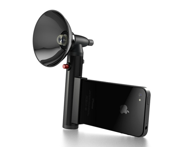 The Paparazzo Light Adds Professional Flash to Your Iphone