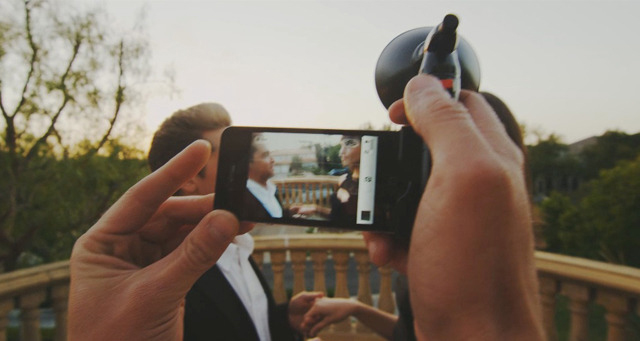 The Paparazzo Light Adds Professional Flash to Your Iphone_3