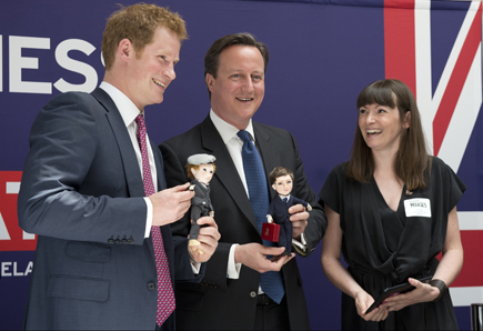 Prince Harry and David Cameron Pick up Makie Dolls - of Themselves_1