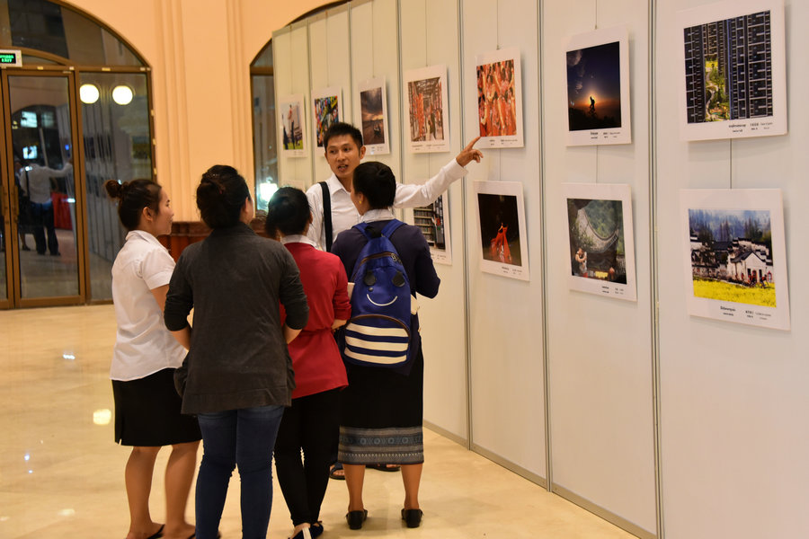 'Fashion China' Photography Exhibition Lightens Laos_1