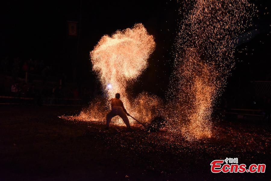 'fire Walking' Ceremony Held in E China Village_1