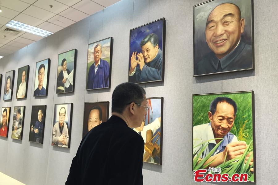 Curtain Rises on Art Exhibition of 'china's Pacesetters'_2