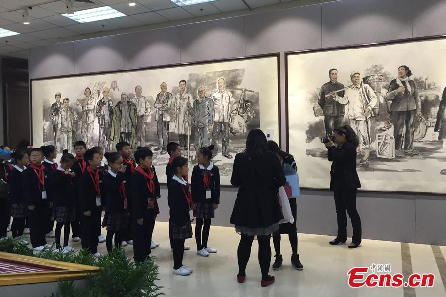 Curtain Rises on Art Exhibition of 'china's Pacesetters'_3