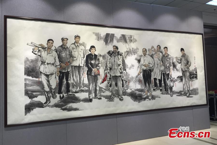 Curtain Rises on Art Exhibition of 'china's Pacesetters'_4