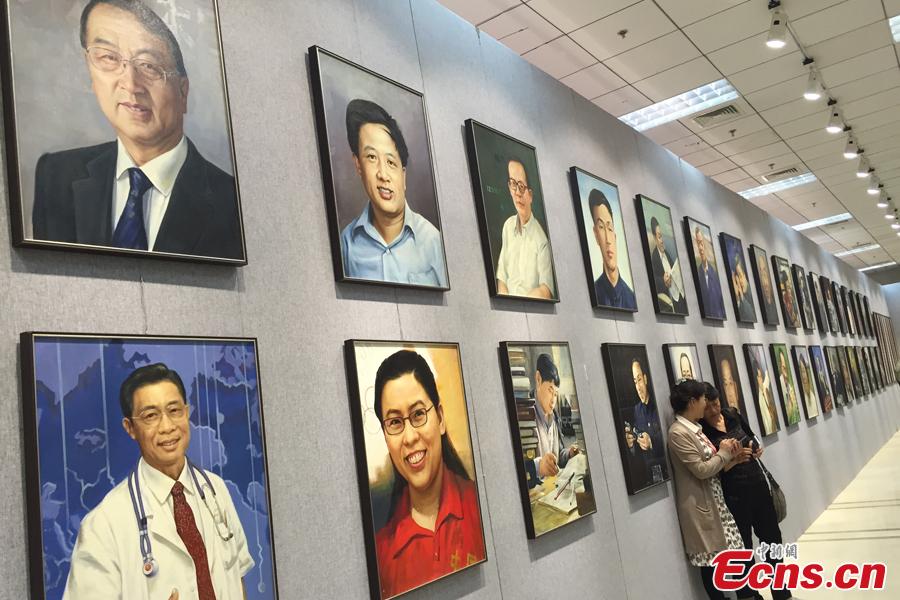 Curtain Rises on Art Exhibition of 'china's Pacesetters'_5