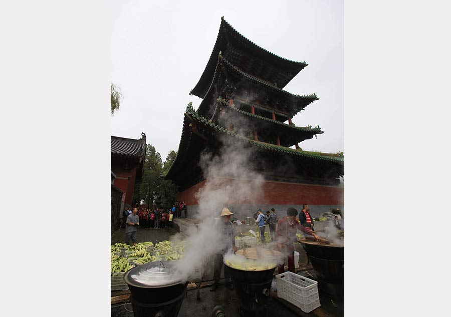 Shaolin Temple Shares Harvest with Tourists_2