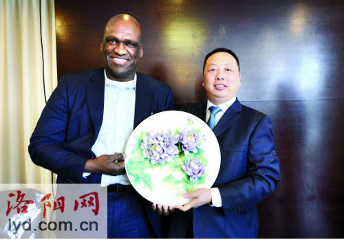 UN General Assembly President Collects Luoyang Peony Porcelain Faceplate