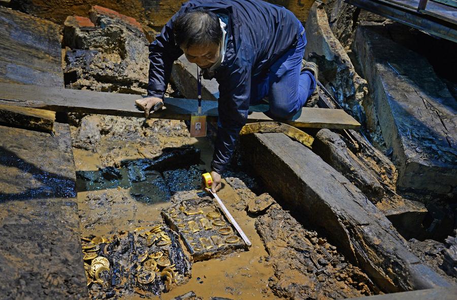 187 Large Gold Coins Found in 2,000-Year-Old Tomb in Jiangxi