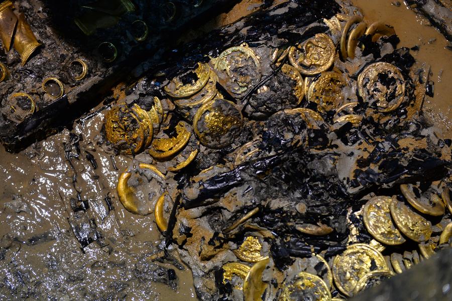 187 Large Gold Coins Found in 2,000-Year-Old Tomb in Jiangxi_1