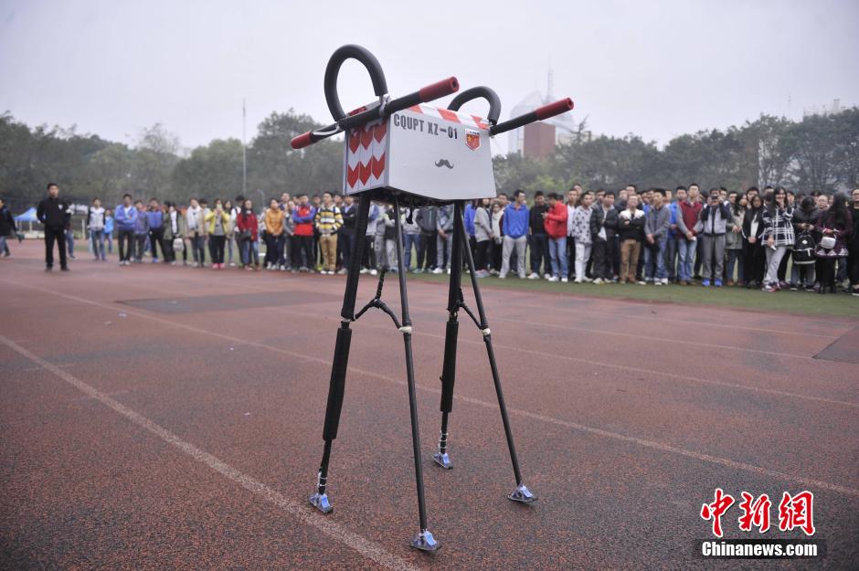 Walking Chinese Robot Breaks Guinness World Record