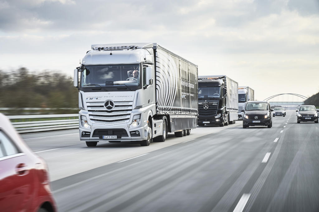 Daimler Autonomous Trucks Complete Cross Border Trip to Demonstrate Benefits of Platooning