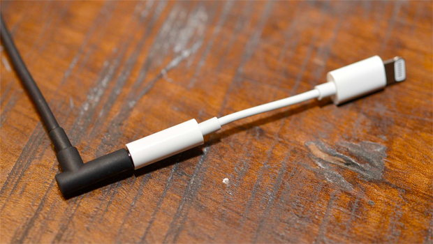 Apple Moves Like Lightning to Kill First Bug of Headphone Jack-Free Era