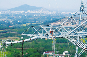 The World's First Live Work on UHV Line with Double Circuits on Same Towers Implemented Successfully