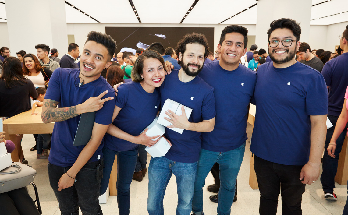 Apple's Grand Opening in Mexico_2